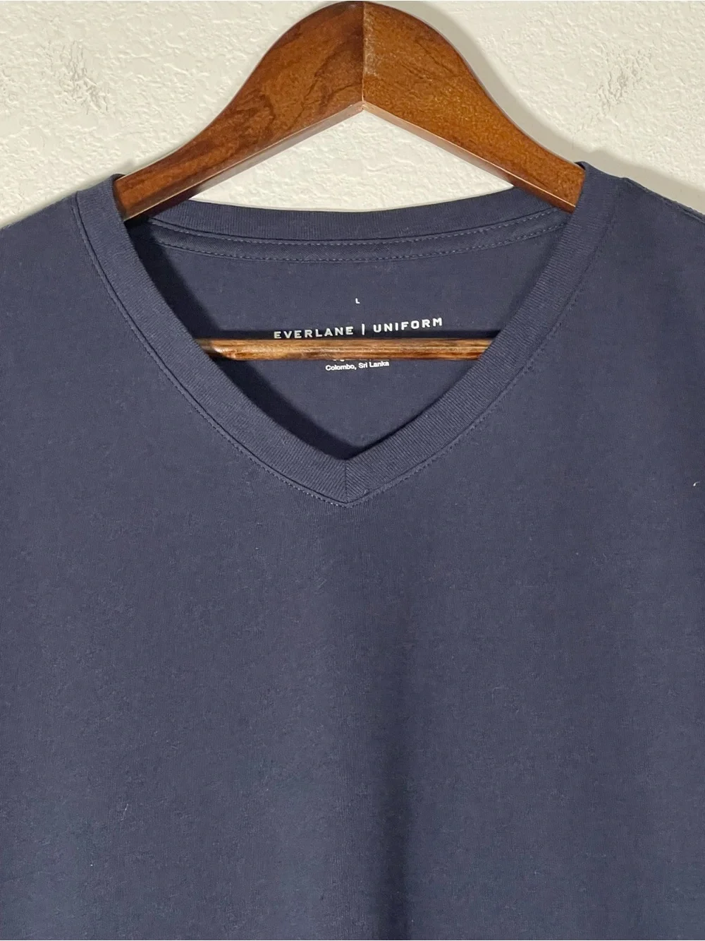 Everlane Men’s The Organic Cotton V-Neck Tee Size Large in Navy Blue - Picture 3 of 11